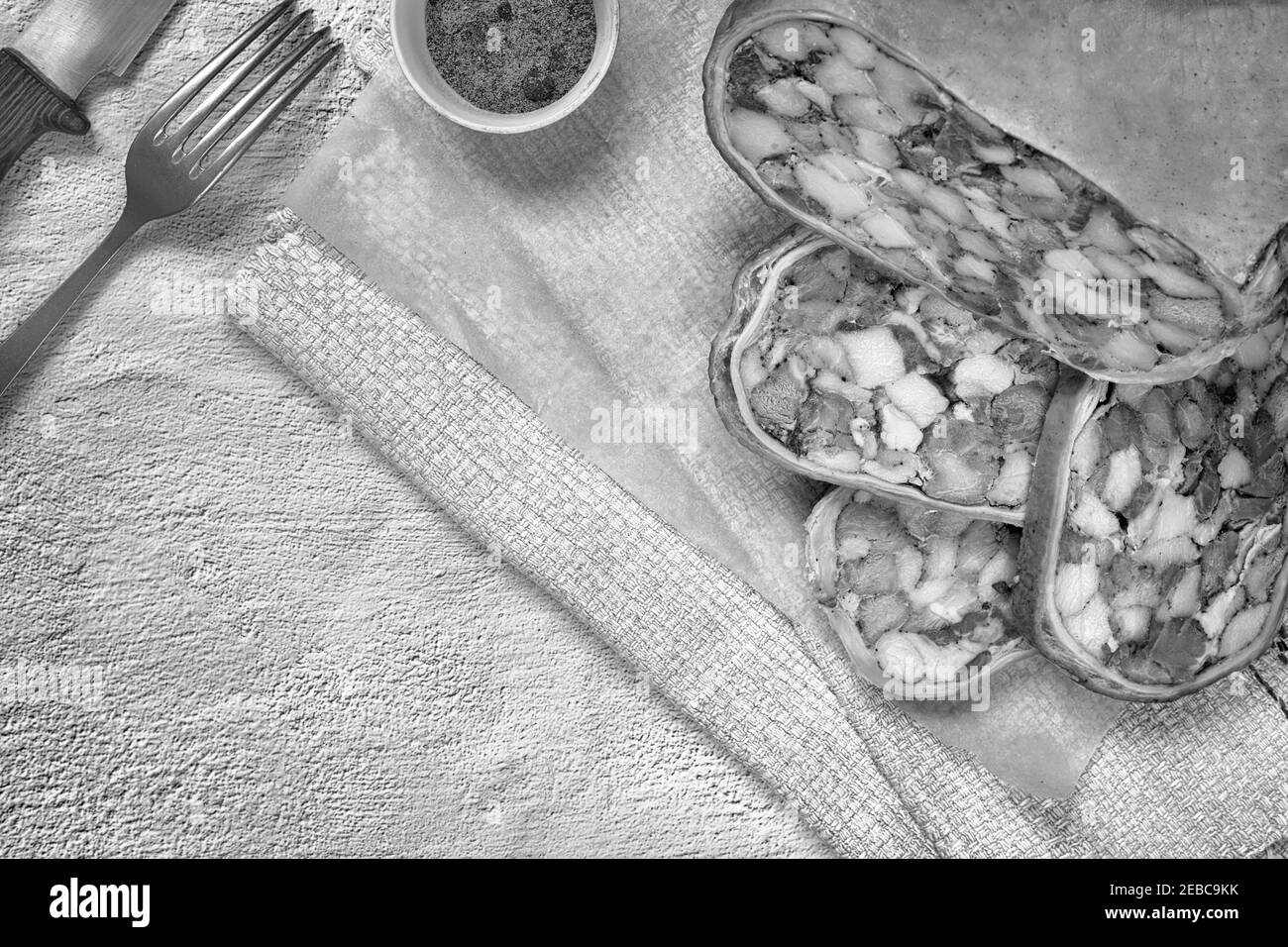 Sur la table, sur une assiette de délicieux hors-d'œuvre de viande : farci de viande et bacon estomac de porc, tranché, à côté de légumes et concombres frais. Top vie Banque D'Images