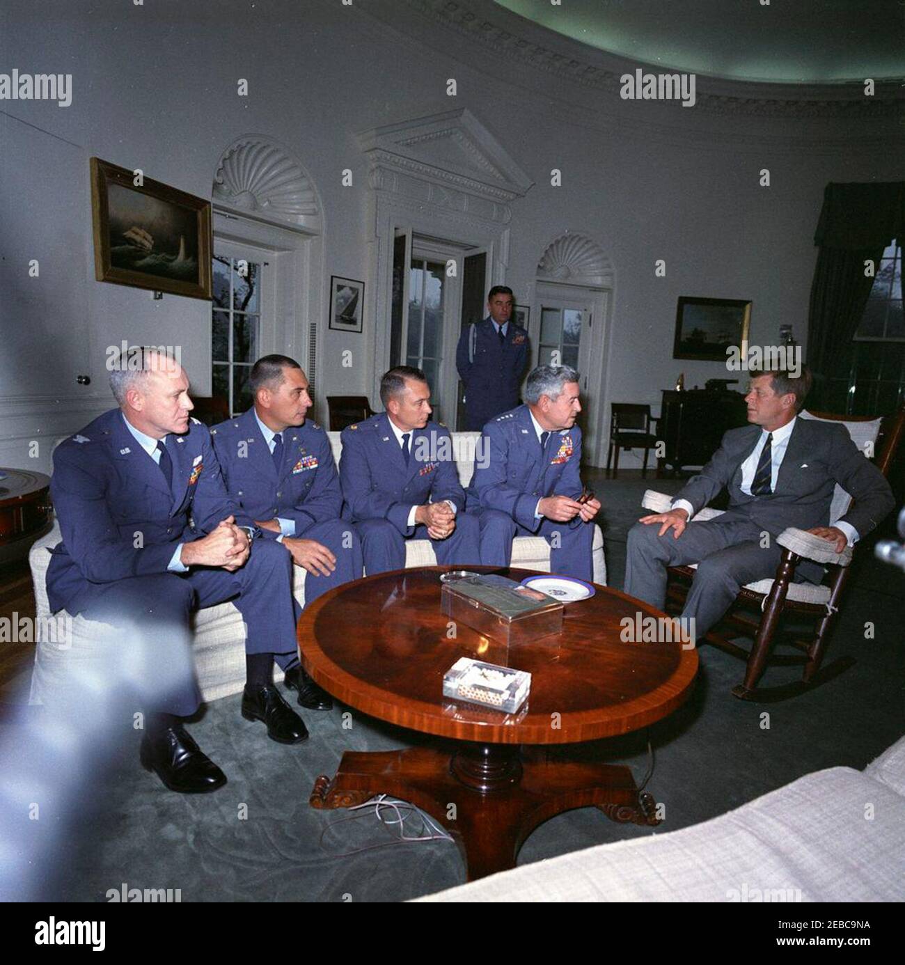 Réunion avec les pilotes U-2 de l'USAF, 11:30. Le président John F. Kennedy (à droite, en fauteuil à bascule) rencontre des officiers de l'US Air Force (USAF) qui ont participé à des missions de photo-reconnaissance aérienne au-dessus de Cuba. Assis sur un canapé (de gauche à droite) : colonel Ralph D. u0022Dougu0022 Steakley, évaluateur de photos auprès du Bureau des chefs d'état-major interarmées; lieutenant-colonel Joe M. Ou0027Grady, pilote U-2; major Richard S. u0022Steveu0022 Heyser, pilote U-2; chef d'état-major de la Force aérienne des États-Unis, général Curtis E. LeMay. Aide de la Force aérienne au président, brigadier-général Godfrey T. McHugh (cente Banque D'Images