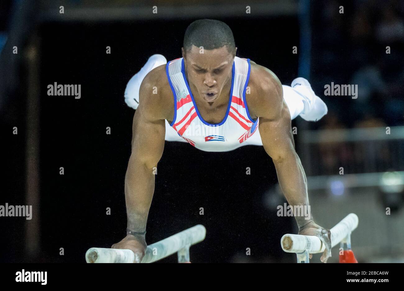 Toronto Panam Games 2015: Manrique Larduet de Cuba travaille dans les barres parallèles en gymnastique artistique. Il finit en deuxième place et obtient la Silver Med Banque D'Images