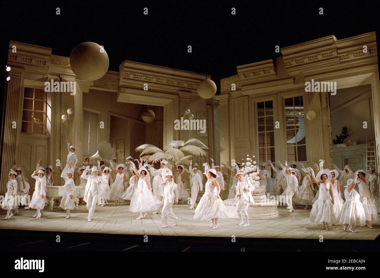 Centre: Bonaventura BOTTONE (Nanki-Poo), Susan Bullock (Yum-Yum), Eric Shilling (Pish-Tush) dans le MIKADO par Gilbert & Sullivan à l'Opéra national anglais (ENO), London Coliseum, Londres WC2 23/11/1988 chef d'orchestre: John Price-Jones Set design: Steos Lazaridis réalisateur: Anthony Lazingham: Costumes originaux: Sue Bathlane Banque D'Images