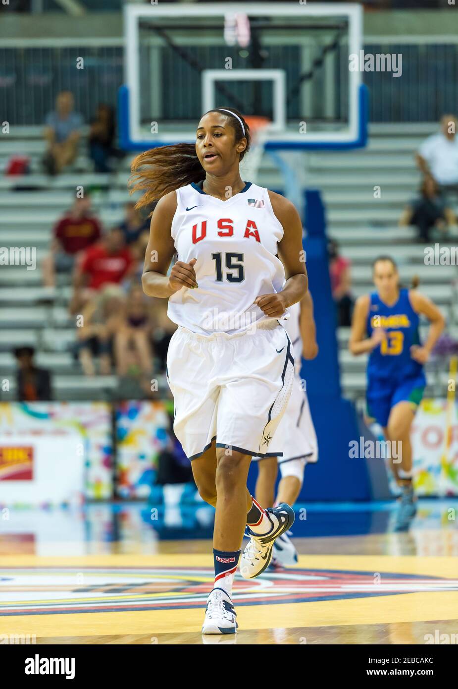 Toronto 2015 Pan Am ou Pan American Games, femmes basket-ball: Alaina Coates (15) de l'équipe des États-Unis de retour pour défendre le panier de son équipe après an Banque D'Images