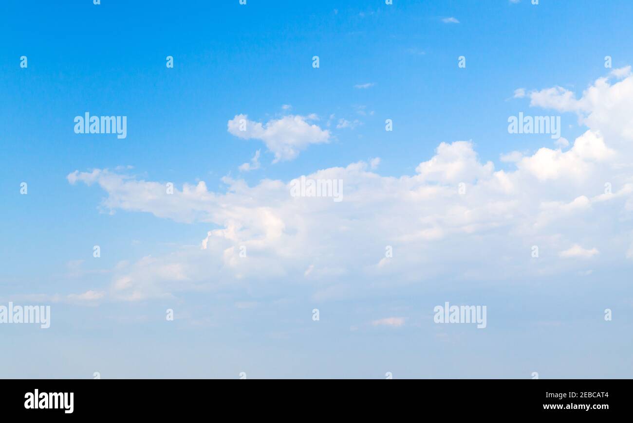 Les nuages blancs dans le ciel bleu dans la journée, le fond photo Banque D'Images