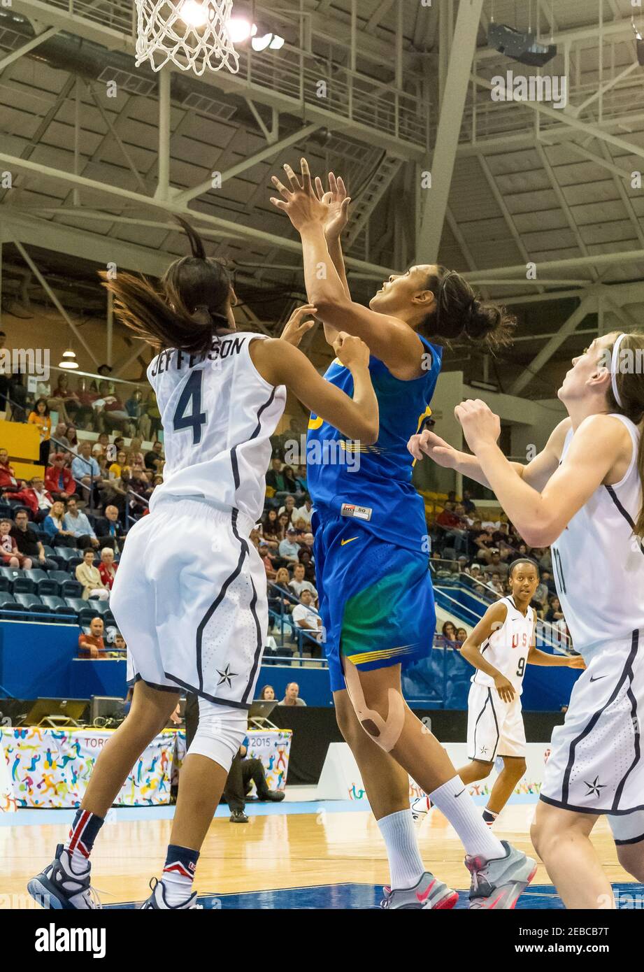 Toronto 2015 Pan Am ou Pan American Games, femmes basketball: Kelly Santos (Brésil) entre dans la région des États-Unis et tente de marquer pendant que Moriah Jeffe Banque D'Images