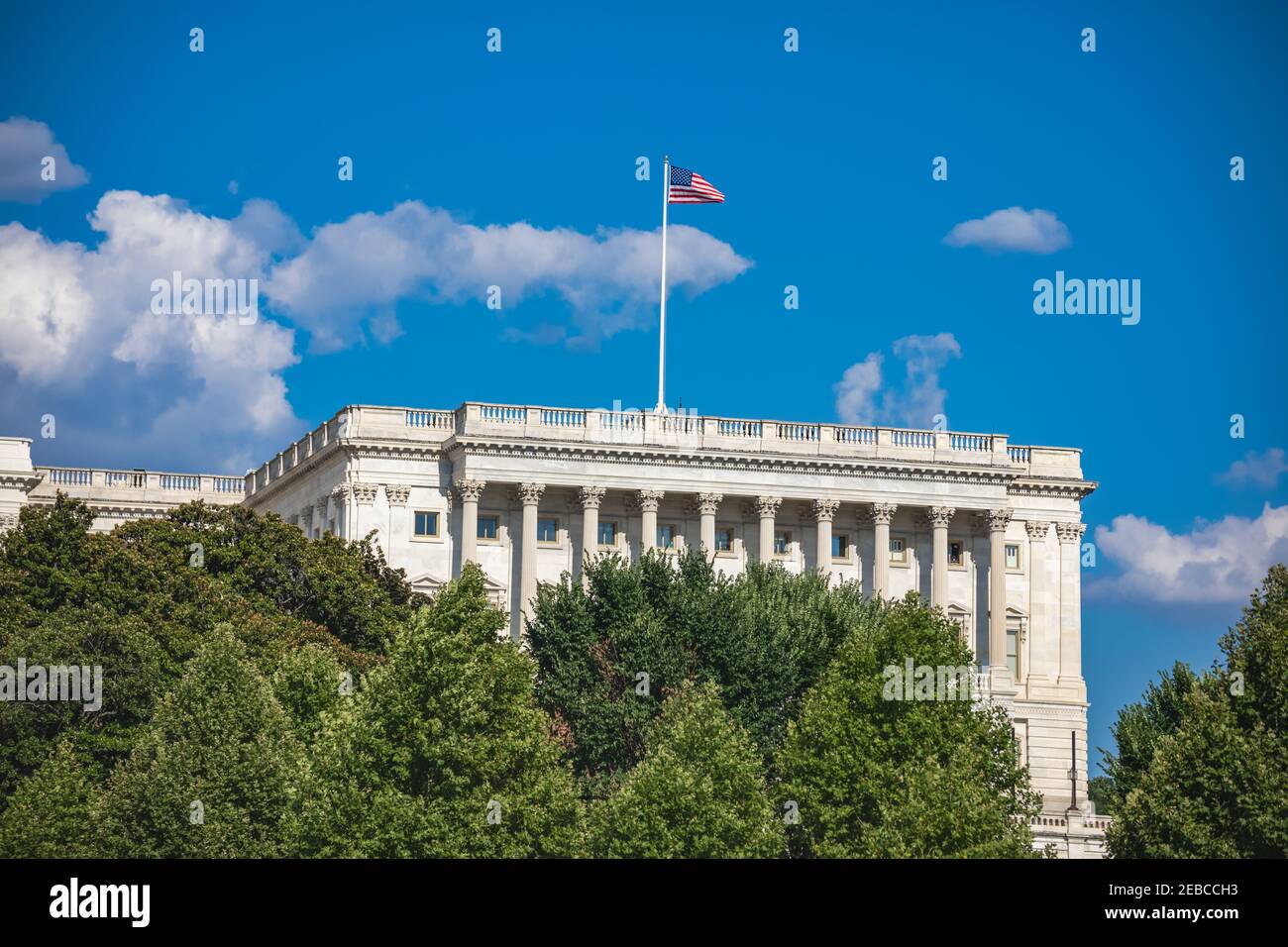 Extérieur de la Chambre des représentants du bâtiment du Capitole des États-Unis à Washington, DC avec un drapeau américain volant Banque D'Images