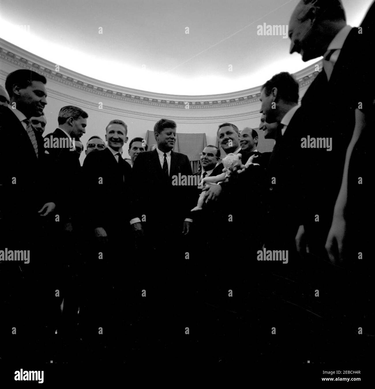 Visite des membres du Club politique de l'Académie évangélique de Bavière, Allemagne, 13:04. Des membres du Club politique de l'Académie évangélique (luthérienne) de Tutzing, en Bavière, en Allemagne (Evangelische Akademie Tutzing) présentent au Président John F. Kennedy une sculpture d'un chérubin. Les membres de l'Académie ne sont pas identifiés. Oval Office, Maison Blanche, Washington, D.C. [Voir aussi Mo 63.1907, u201cSculpture d'un Cherubu201d] Banque D'Images