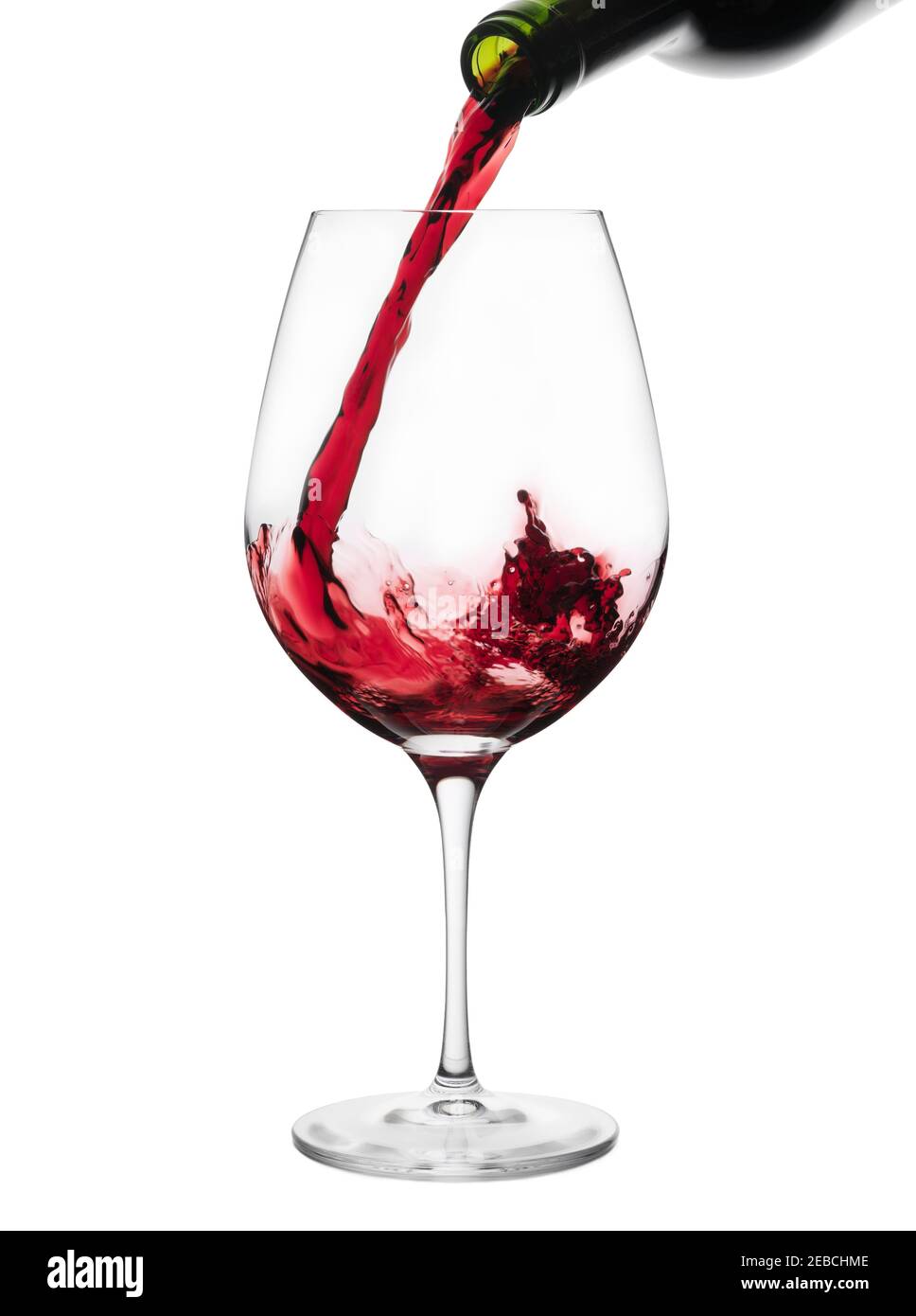 vin rouge qui coule d'une bouteille dans un verre Banque D'Images