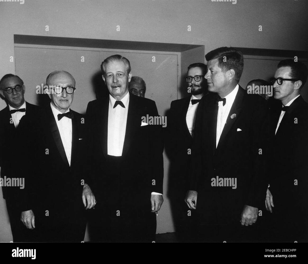 Dîner des correspondants de la Maison Blanche et des photographes d'actualités, 7:15. Le président John F. Kennedy et le Premier ministre britannique Harold Macmillan sont invités au dîner des correspondants de la Maison Blanche et des photographes de presse. (G-D) musicien de jazz Benny Goodman (en arrière-plan); Herman Kenin, président de la Fédération américaine des musiciens; Premier ministre Macmillan; musicien de jazz Teddy Wilson (partiellement caché derrière le Premier ministre Macmillan); non identifié; Président Kennedy; deux non identifié. Garden foyer, Sheraton Park Hotel, Washington, D.C. Banque D'Images