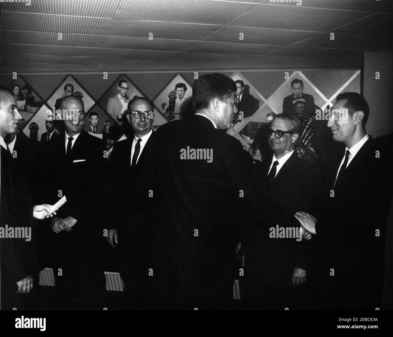 Discours lors d'une cérémonie marquant le 20e anniversaire de la voix de l'Amérique, 12:38PM. Le Président John F. Kennedy salue les invités à une célébration de la vingtième année de la voix d'Amériques2019s dans le cadre de l'Agence d'information des États-Unis (USIA), dans l'auditorium du ministère de la Santé, de l'éducation et du bien-être social (HEW), Washington, D.C. Banque D'Images