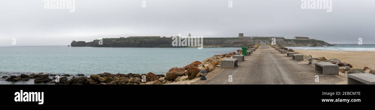 Une vue panoramique de l'île de Palomas à tarifa avec le Atlantique d'un côté et Méditerranée de l'autre Banque D'Images