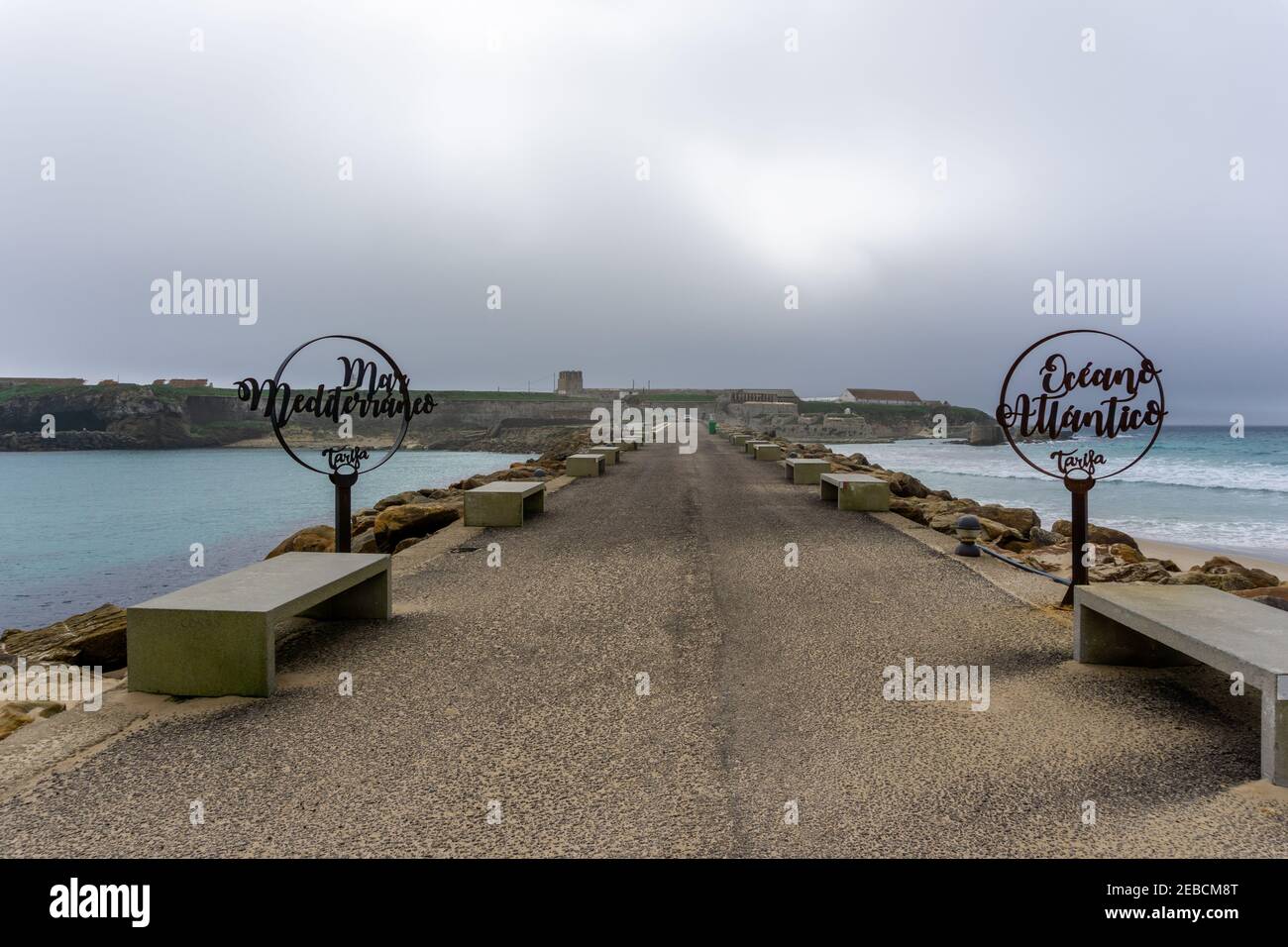 A panneaux sur l'île de Palomas à Tarifa avec la Méditerranée La mer derrière Banque D'Images
