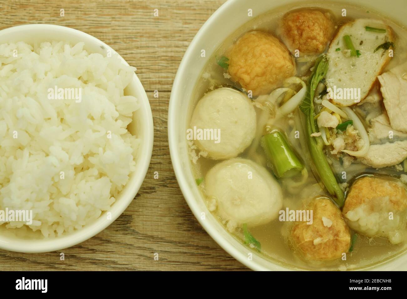 tranche de porc bouillie et boule de viande avec soupe de tofu bol manger couple de tasse de riz simple Banque D'Images