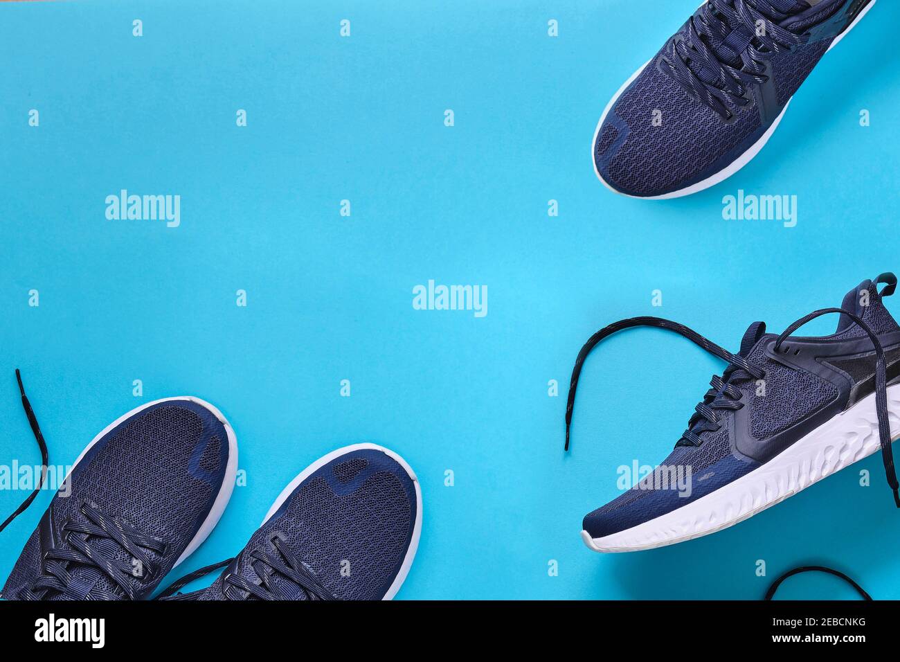 Chaussures running concept sain style de vie tenue, sport et régime. Vue de  dessus, espace de texte. Ensemble de l'athlète. Composition Flat Lay,  fitness masculin et féminin Photo Stock - Alamy