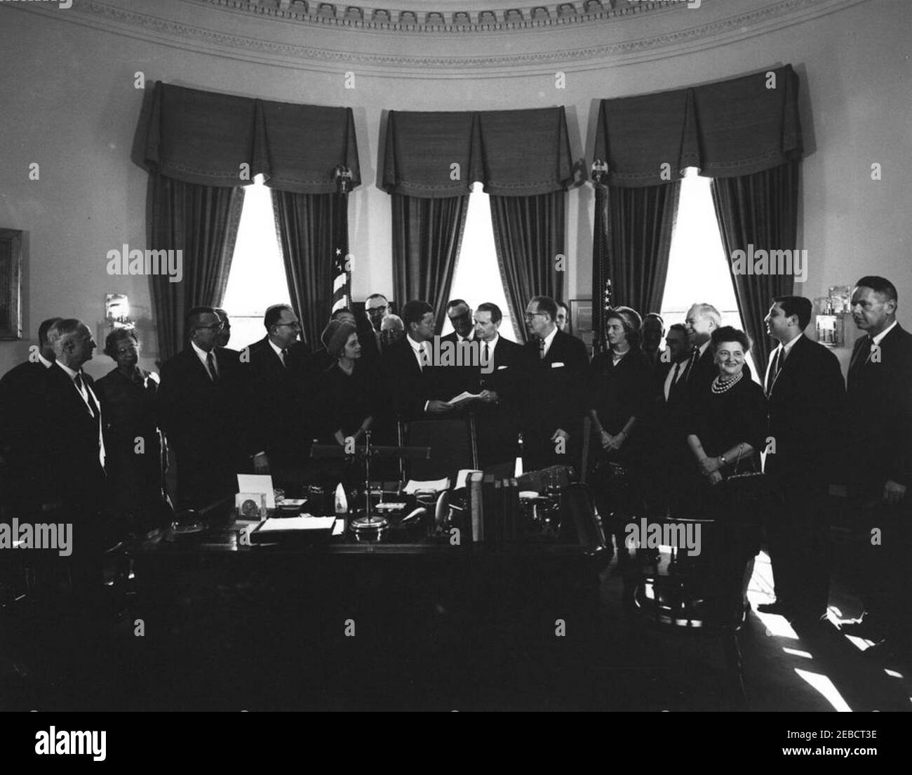 Réunion avec la Commission d'examen des ressources récréatives de plein air, 11 h 40. Le président John F. Kennedy rencontre la Commission d'examen des ressources récréatives de plein air (CRRO). De gauche à droite : ancien commissaire d'État à la conservation du Minnesota, Chester S. Wilson; Saul Richman; Mme Samuel T. Dana; directrice de la conservation de la Izaak Walton League of America, Joseph W. Penfold; vice-président du gouvernement et des affaires publiques de la Weyerhaeuser Company, Bernard L. Orell; sénateur Jack Miller (Iowa); Directeur associé des activités spéciales pour le New York Times, Marian S. Dryfoos; sénateur Henry M. u201cScoop Banque D'Images