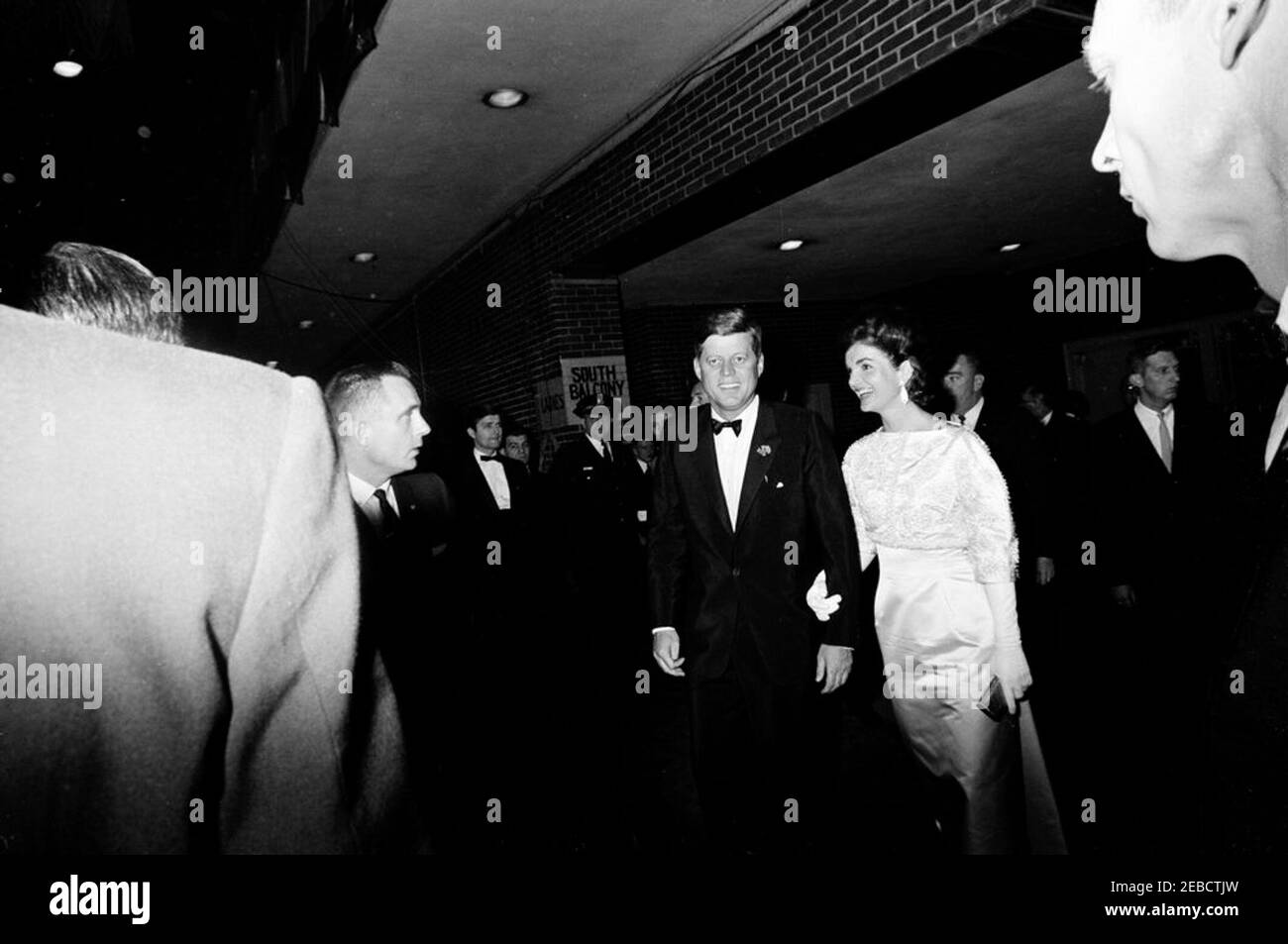 Première Salute inaugurale au dîner du Président, Washington, D.C., Armory de la Garde nationale, 6:45. Le président John F. Kennedy et la première dame Jacqueline Kennedy arrivent pour la première Salute inaugurale au dîner du président à l'Armory de la Garde nationale, Washington, D.C., également en photo : les agents du service secret de la Maison Blanche, Lubert u0022Bertu0022 de Freese et Win Lawson. Banque D'Images