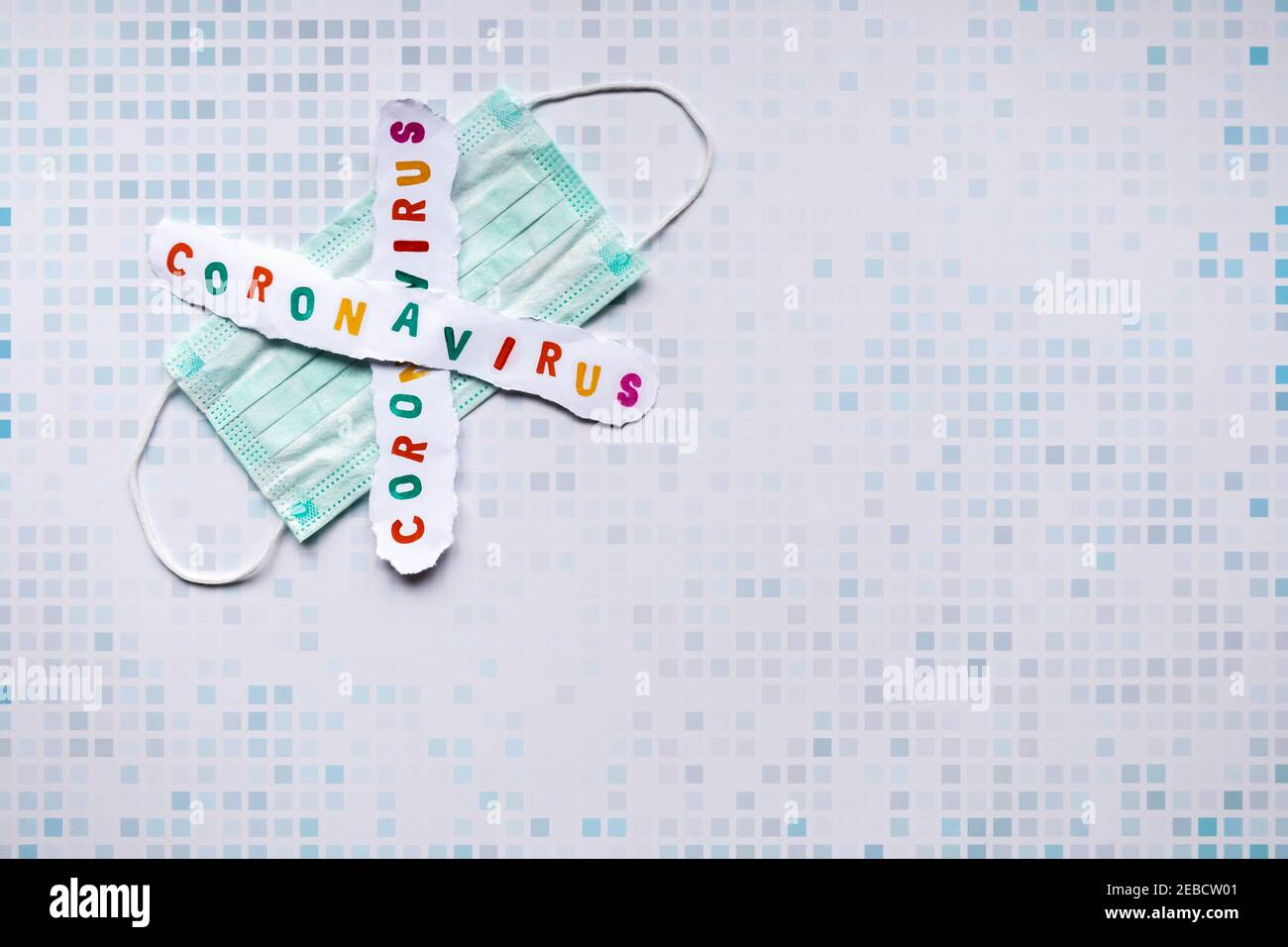 Masque de protection médical avec mots coronavirus sur papier, fond en céramique quadrillée avec espace de copie. Nouveau concept de coronavirus 2019-nCoV. Haut v Banque D'Images