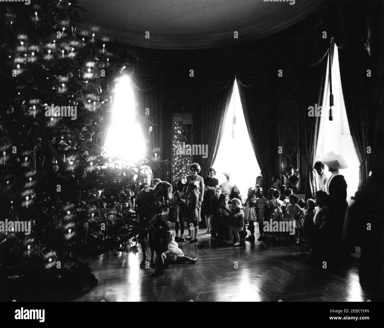 Fête de Noël pour les enfants. Les participants à une fête de Noël pour les enfants se réunissent près de l'arbre de Noël dans la salle bleue de la Maison Blanche, Washington, D.C. Ethel Skakel Kennedy a accueilli la fête pour les enfants de St. Annu2019s Infant Asylum et du village junior de D.C. Banque D'Images