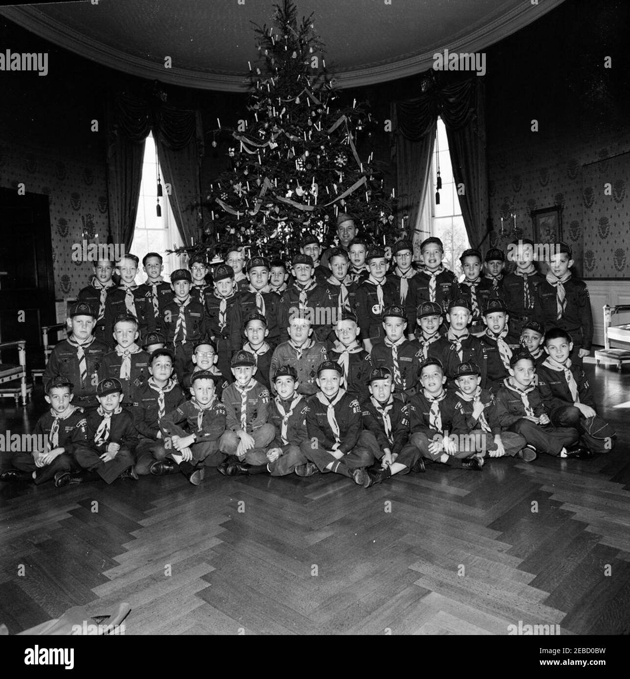 CUB Scout Pack 882 de Fairfax, Virginie, visite la Maison Blanche. Les membres du Cub Scout Pack 882 de Fairfax, Virginie, posent devant l'arbre de Noël dans la salle bleue de la Maison Blanche, Washington, D.C. Banque D'Images