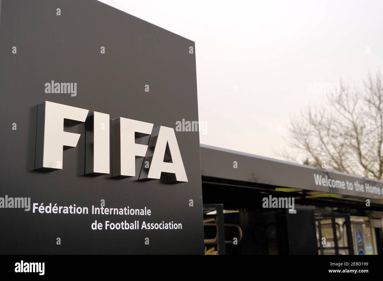 La FIFA signe à l'entrée pour les visiteurs, les accueillant au siège de Zurich. Il y a un nom complet de l'association en français. Banque D'Images