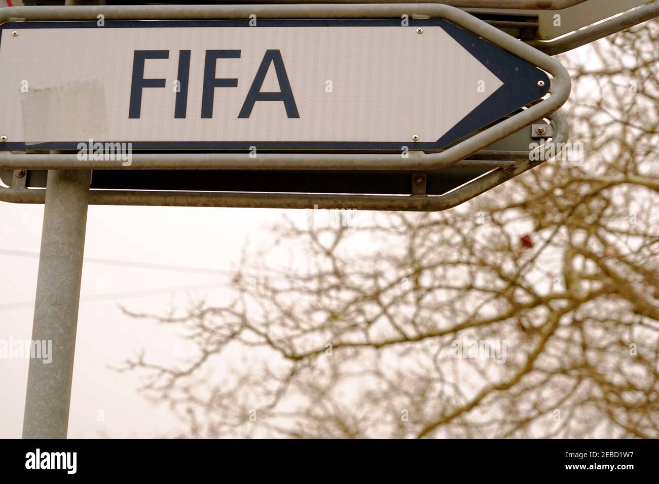 Panneau de signalisation de la FIFA indiquant les directions vers le siège de l'organisation internationale de football à Zurich, Suisse. Banque D'Images