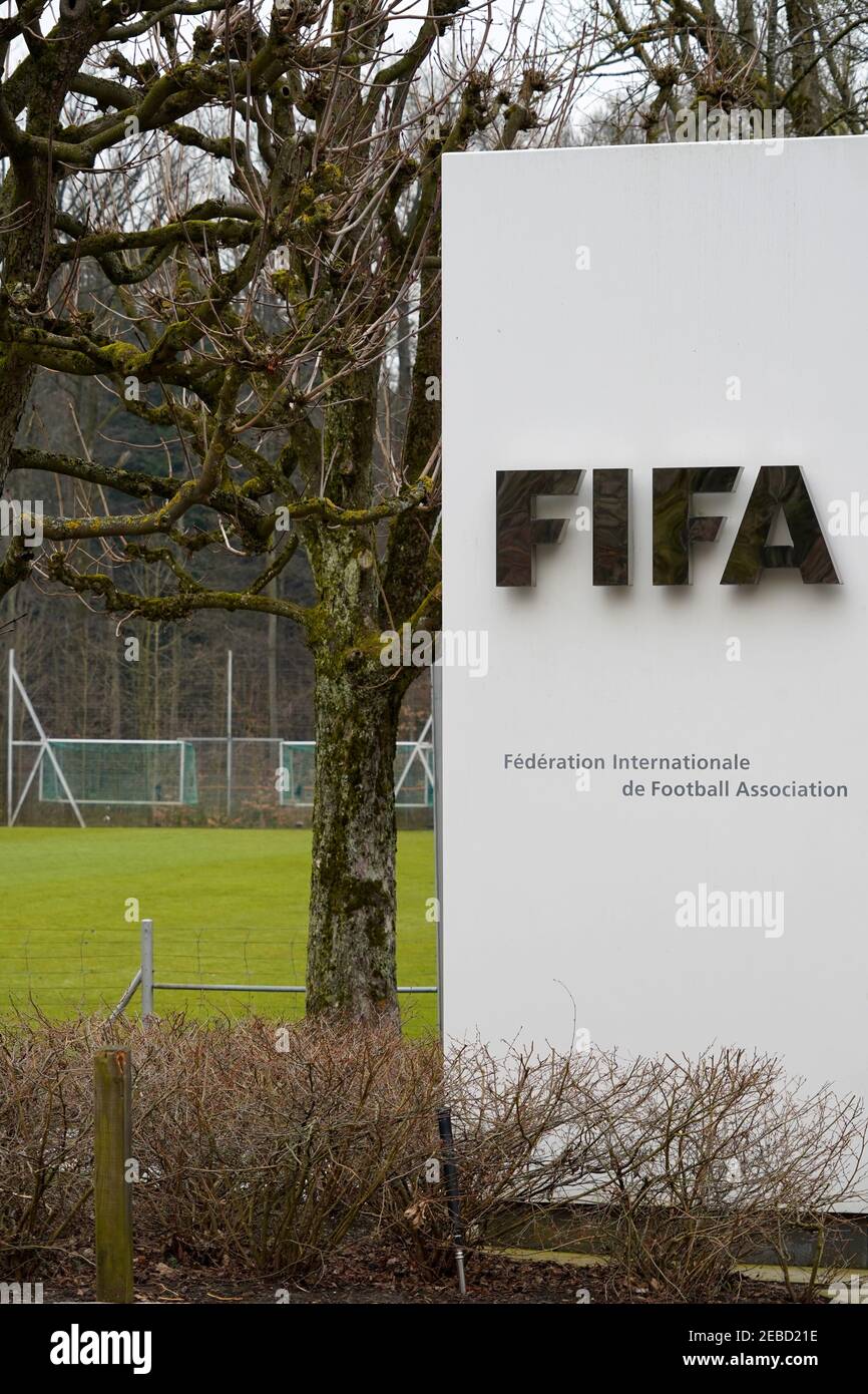 La FIFA annonce et informe le siège social de Zurich. Il y a un nom complet de l'association en français. Banque D'Images