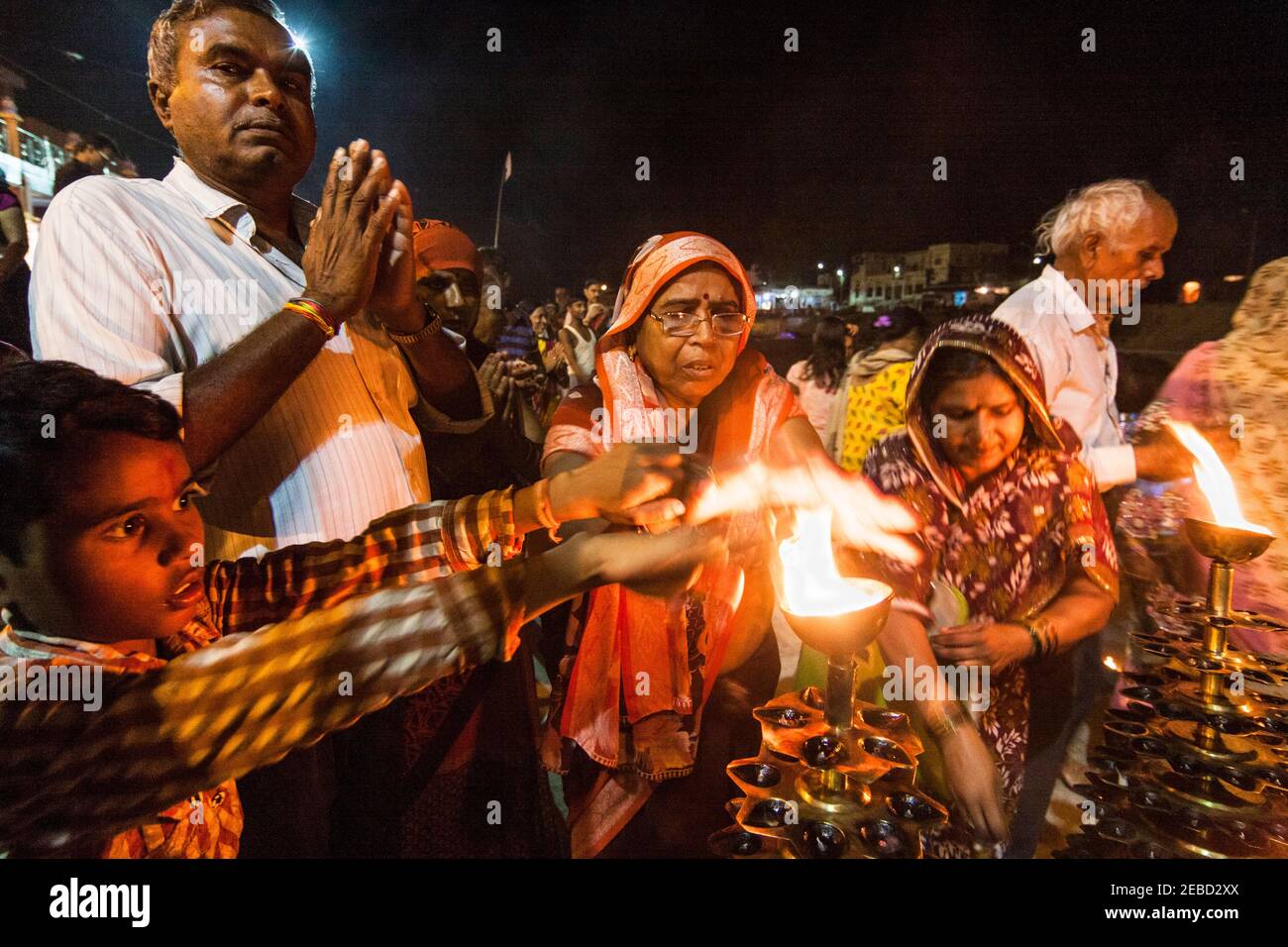 Chitrakoot, Madhya Pradesh, Inde : les pèlerins adorent les flammes de la cérémonie aarti du soir à Ramghat sur le fleuve Mandakini où pendant leur exi Banque D'Images