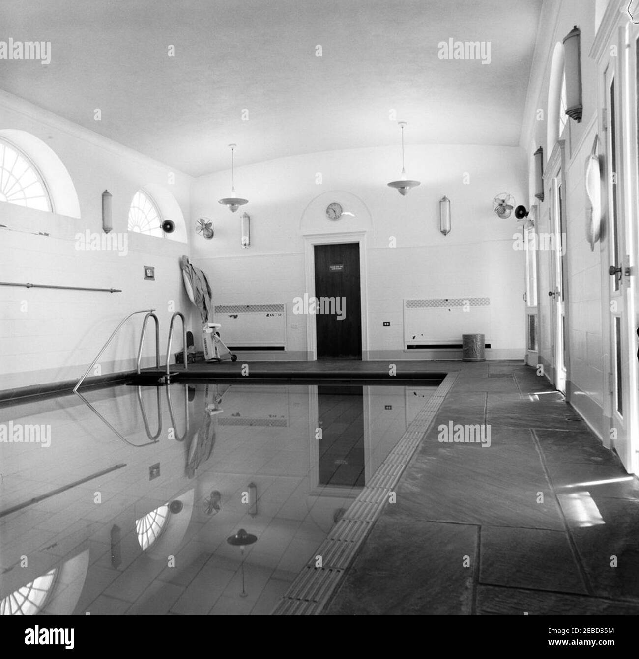 White House chambres: Piscine. Vue sur la piscine de la Maison Blanche avant de peindre la peinture murale sur les murs. Washington, D.C. Banque D'Images White House chambres: Piscine. Vue sur la piscine de la Maison Blanche avant de peindre la peinture murale sur les murs. Washington, D.C. Banque D'Images