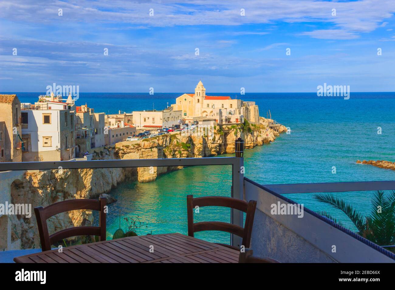 Côte du Gargano : baie de Vieste, (Pouilles) Italie. Vue panoramique de la vieille ville: Le centre médiéval perche sur une petite péninsule rocheuse. Banque D'Images