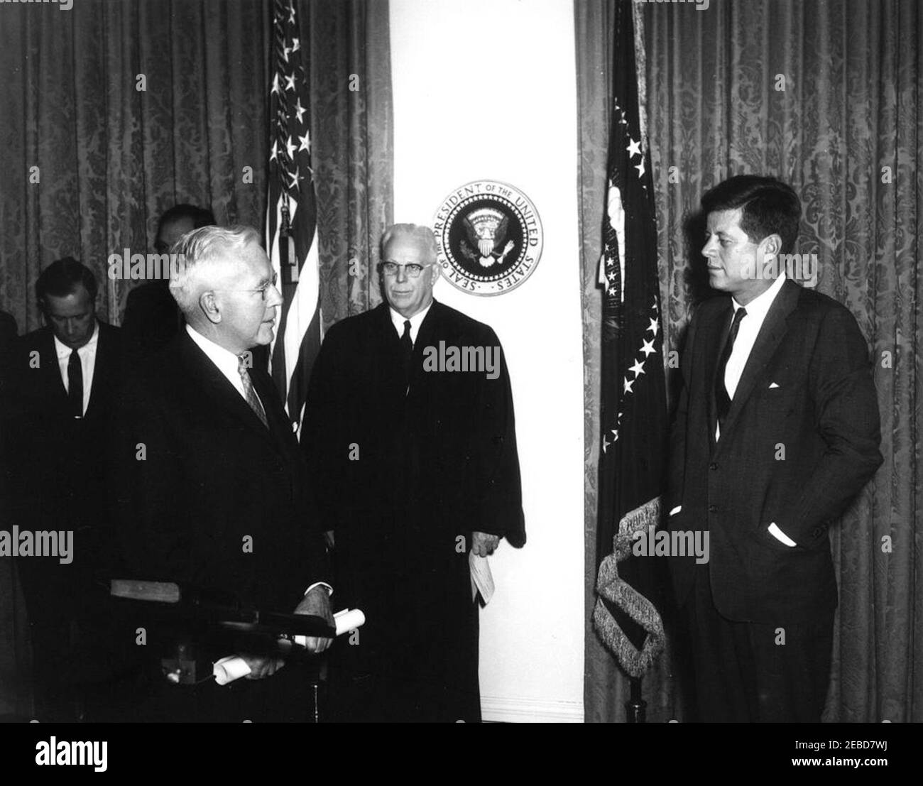 Assermentation en cérémonie, John McCone, directeur de l'Agence centrale de renseignement (CIA), 11 h 30. Le président John F. Kennedy s'entretient avec John McCone lors de la cérémonie d'assermentation de McCone à titre de directeur de l'Agence centrale de renseignement (CIA). En arrière-plan (L-R): Le sénateur Henry M. u201cScoopu201d Jackson (Washington); Glenn T. Seaborg, président de la Commission de l'énergie atomique (partiellement caché par M. McCone); et le juge en chef de la Cour suprême des États-Unis Earl Warren. Cabinet, Maison Blanche, Washington, D.C. Banque D'Images