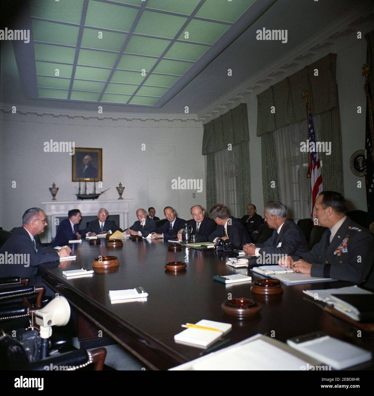 Réunion avec les conseillers sur le désarmement, 12:00. Le Président John F. Kennedy rencontre des conseillers en désarmement dans la salle du Cabinet de la Maison Blanche, Washington, D.C., L-R (autour de la table): Le Vice-Président Lyndon B. Johnson; l'adjoint spécial du Président pour la science et la technologie, Jerome B. Wiesner; le Directeur de l'Agence centrale de renseignement (CIA), John McCone; Président de la délégation des États-Unis à la Conférence de Genève sur le désarmement, Arthur Dean; directeur de l'Agence de contrôle des armements et du désarmement (ACDA), William C. Foster; secrétaire d'État, Dean Rusk; président Kennedy; secrétaire adjoint de Banque D'Images