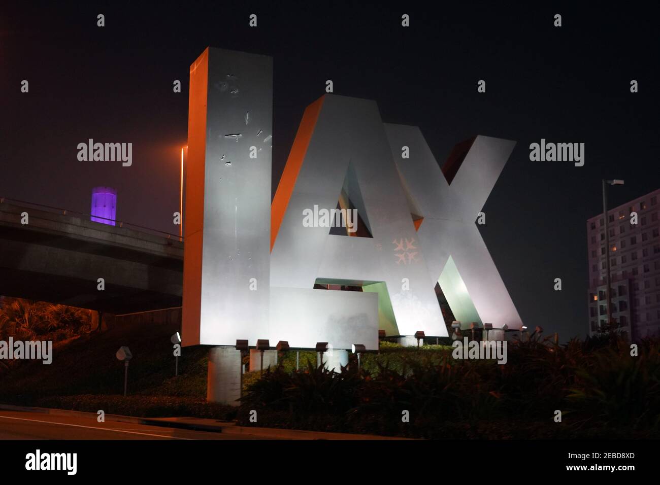 Les lettres LAX à l'entrée de l'aéroport international de Los Angeles, le dimanche 7 février 2021, à Los Angeles. Banque D'Images