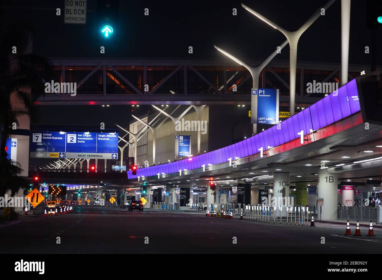 Un niveau de départ vide au terminal 1 de l'aéroport international de Los Angeles, le dimanche 7 février 2021, à Los Angeles. Banque D'Images