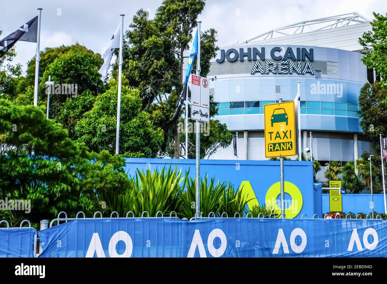 Une station de taxis vide au tournoi de tennis Open Grand Chelem australien avec le nouveau John Cain Arena (anciennement Melbourne Arena et Hisense Arena et Vodafone Arena) dans le parc olympique de Melbourne. Banque D'Images