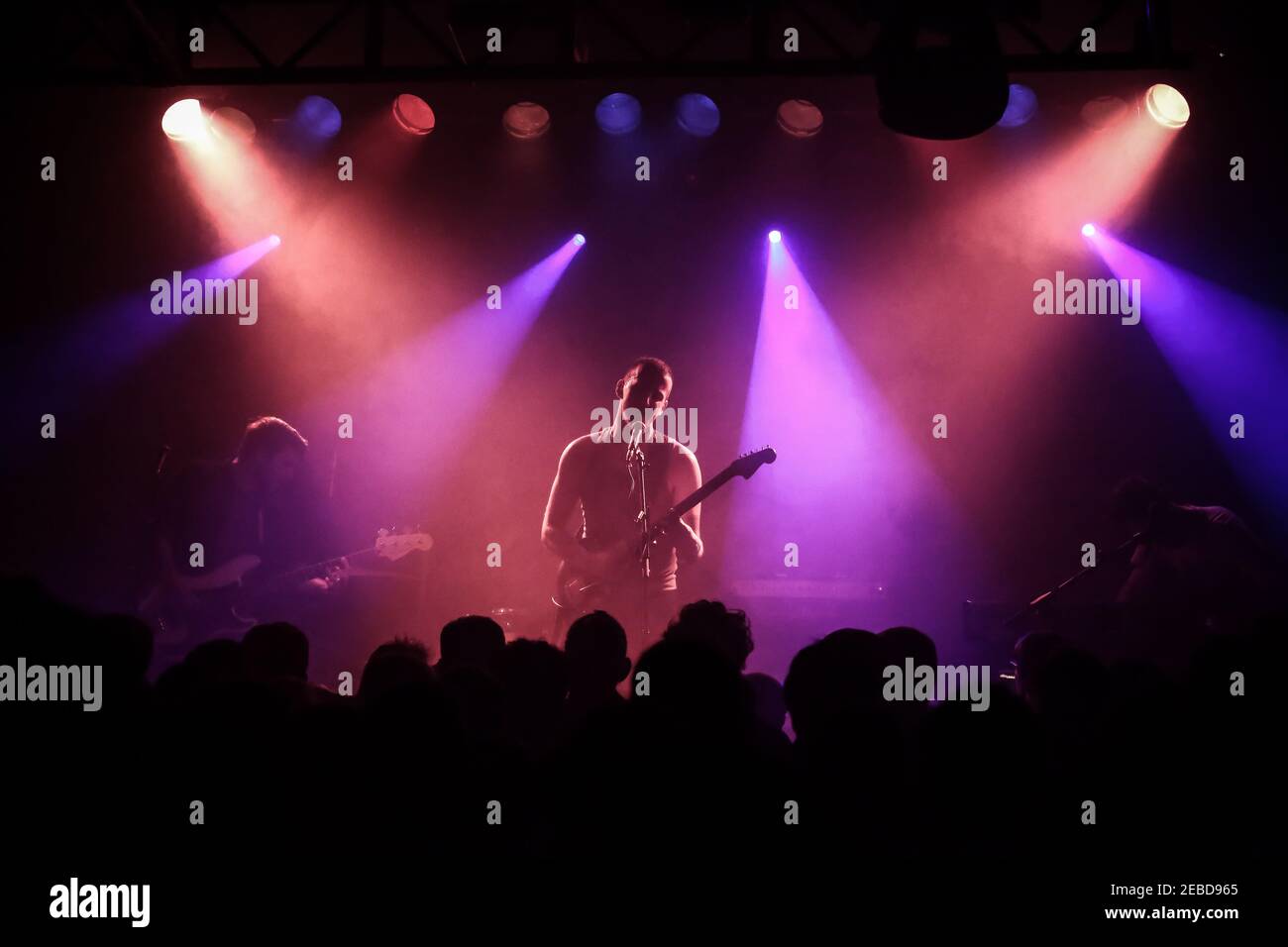 Joseph d'Agostino, de New York, des cymbales de groupe indépendant mangent des Guitars Vivez sur scène au garage dans le nord de Londres pendant La première date de leur tournée européenne Banque D'Images