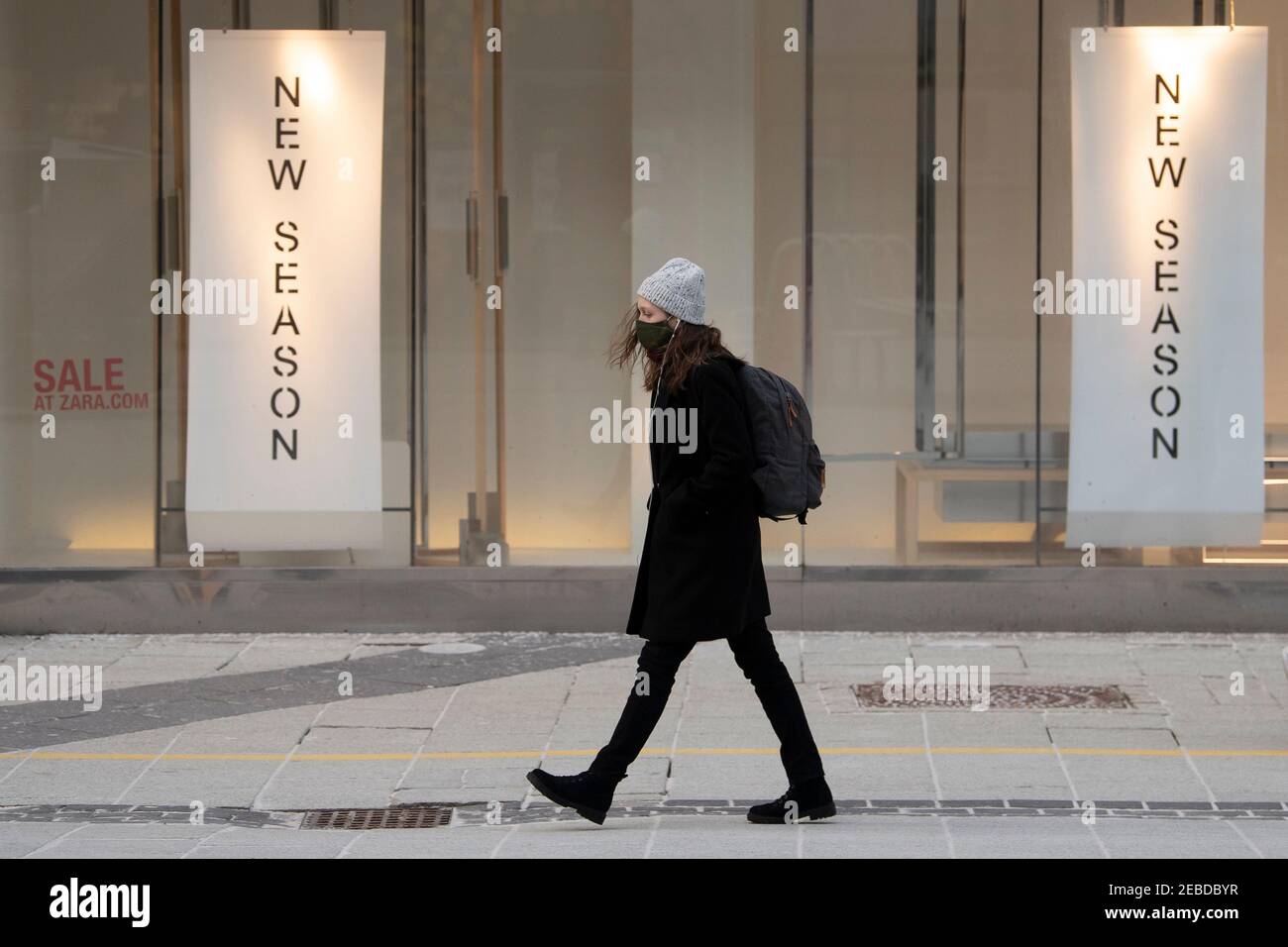 Une femme passe devant un magasin Zara fermé à Cardiff, au pays de Galles,  au Royaume-Uni Photo Stock - Alamy