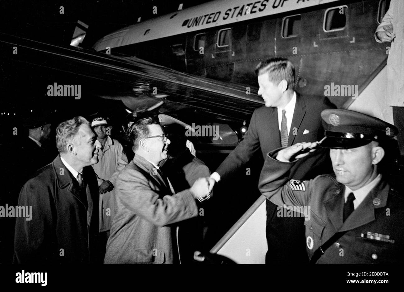 Discours lors d'un rassemblement politique à Trenton, dans le New Jersey. Le président John F. Kennedy est à la tête de la Force aérienne après avoir assisté à un rassemblement politique en faveur du candidat démocrate au poste de gouverneur du New Jersey Richard J. Hughes. (G-D) Gouverneur du New Jersey Robert B. Meyner, Richard J. Hughes et Président Kennedy. Aéroport du comté de Mercer, Trenton, New Jersey. Banque D'Images