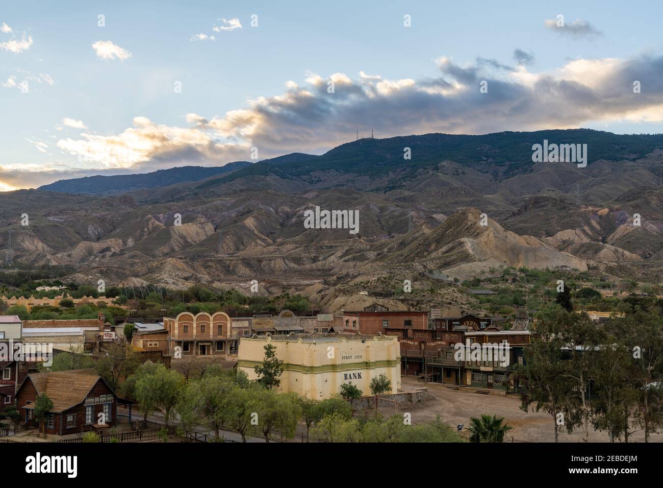 Tabernas, Espagne - 6 février, 2021: Vue sur le désert de Tabernas et le Parc à thème occidental Oasys MiniHollywood en Andalousie Banque D'Images