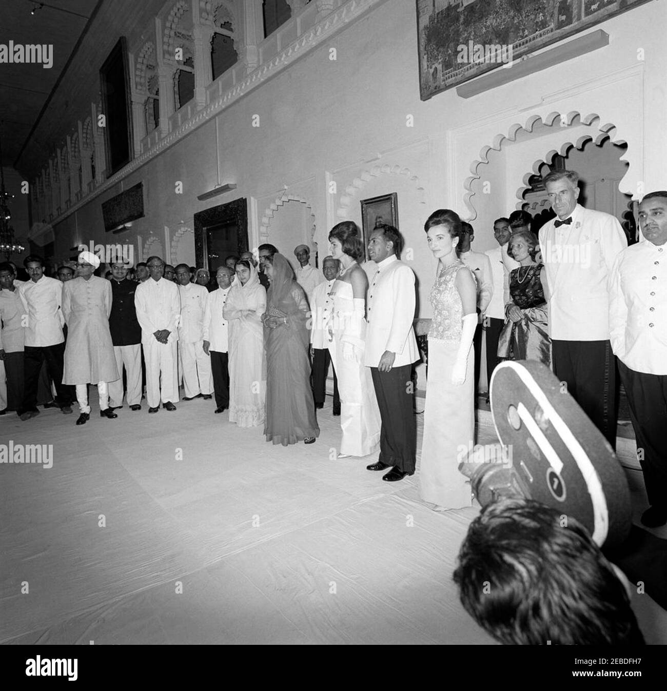 Première Dame Jacqueline Kennedyu2019s (JBK) voyage en Inde et au Pakistan: Udaipur, Rajasthan, Inde, réception au Palais de Fateh Prakash. La première dame Jacqueline Kennedy assiste à une réception au Palais Fateh Prakash à Udaipur, Rajasthan, Inde. R-L: Le Maharaja de Bikaner, Dr. Karni Singh; l'ambassadeur des États-Unis en Inde, John Kenneth Galbraith; Kitty Galbraith (en arrière), épouse de l'ambassadeur; la princesse Lee Radziwill de Pologne, sœur de la première dame; le Maharana d'Udaipur, Bhagwat Singh; Mme Kennedy; un homme non identifié en arrière; Le Maharani d'Udaipur, Sushila Kumari; d'autres non identifiés. Banque D'Images