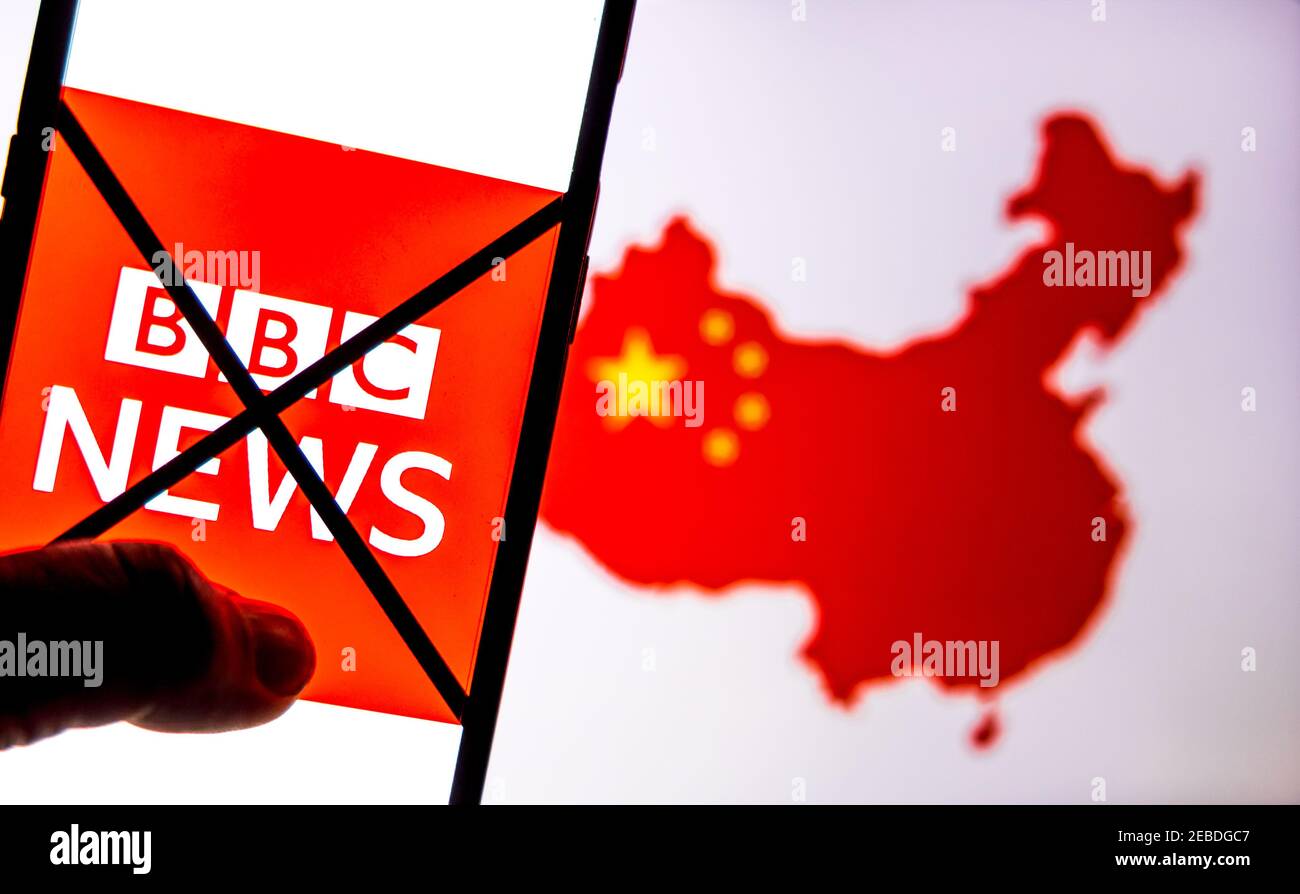 Katmandou, Népal - février 12 2021: BBC News logo contre la carte de la Chine en rouge sur un écran d'ordinateur en arrière-plan. Banque D'Images