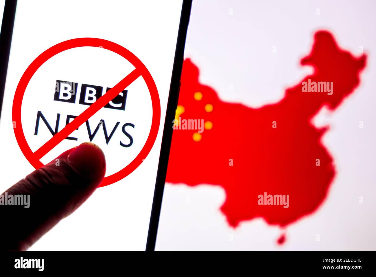 Katmandou, Népal - février 12 2021: BBC News logo contre la carte de la Chine en rouge sur un écran d'ordinateur en arrière-plan. Banque D'Images