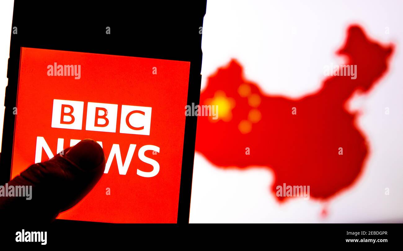 Katmandou, Népal - février 12 2021: BBC News logo contre la carte de la Chine en rouge sur un écran d'ordinateur en arrière-plan. Banque D'Images