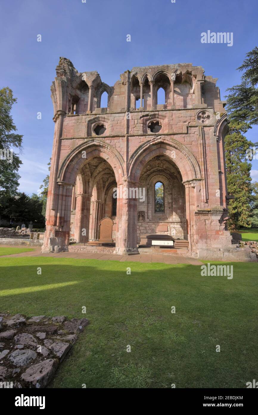 Chapelles nord transeuses de l'abbaye de Dryburgh, Écosse, lieu de sépulture de Sir Walter Scott Banque D'Images