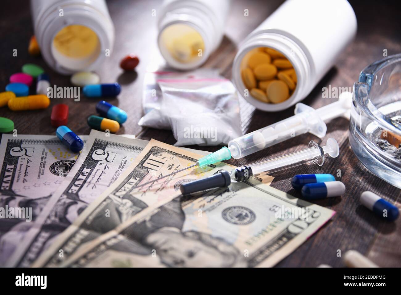 Substances addictives, y compris les cigarettes et les drogues. Banque D'Images
