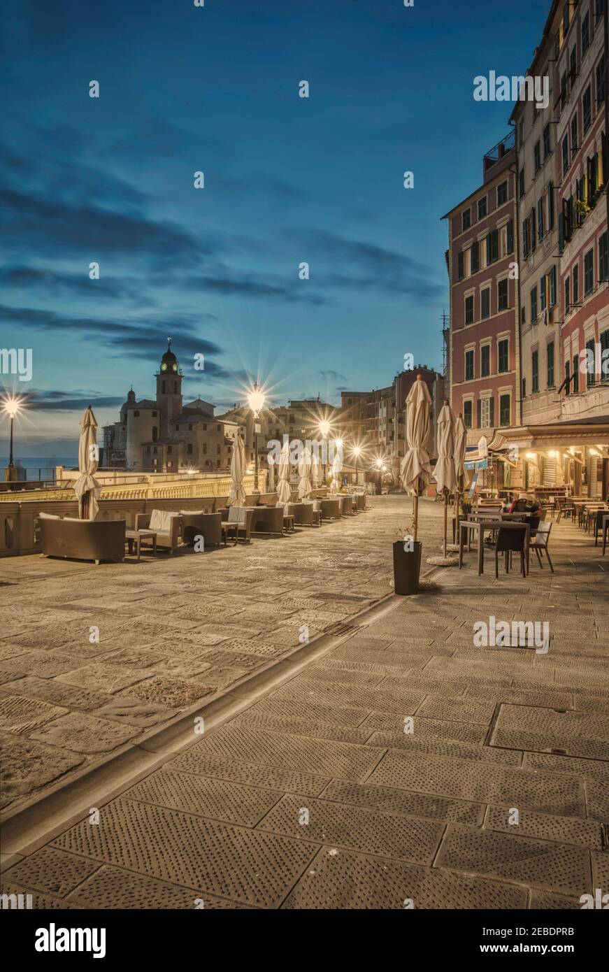 Village de pêcheurs de Camogli en Ligurie, situé dans la Riviera di Levante, une destination pour le tourisme européen, belle pour son église les ruelles Banque D'Images