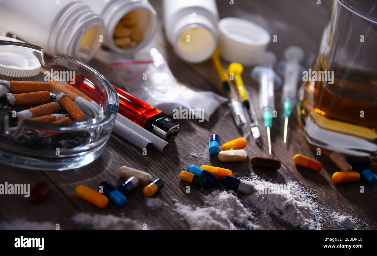 Les substances addictives, y compris l'alcool, les cigarettes et les drogues. Banque D'Images