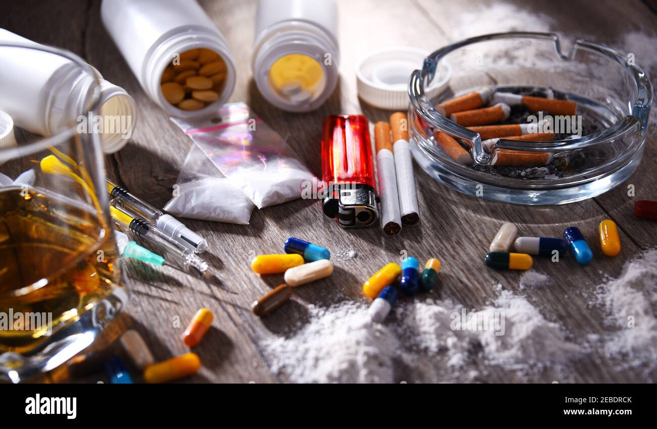 Les substances addictives, y compris l'alcool, les cigarettes et les drogues. Banque D'Images