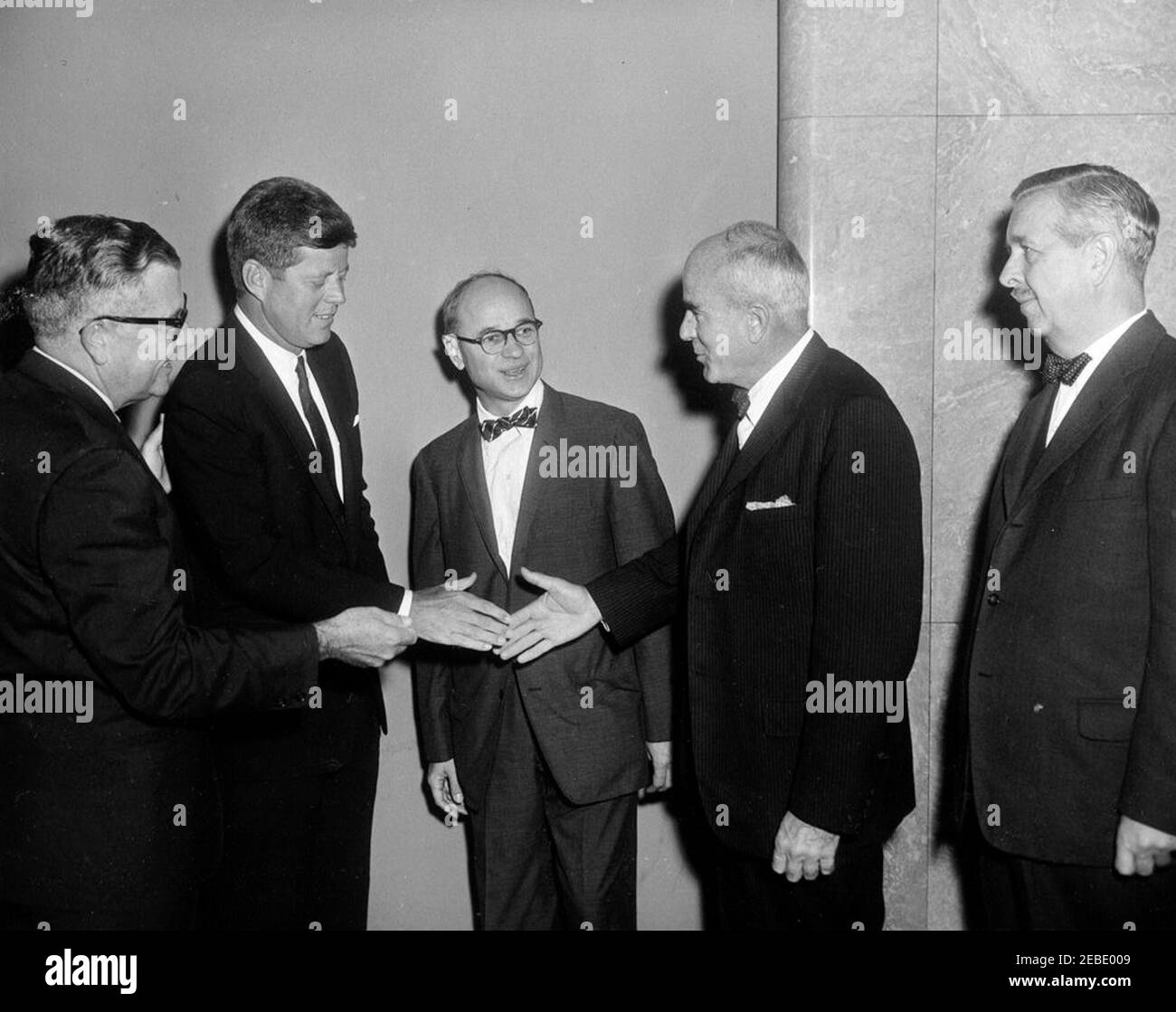 Déjeuner marquant la publication du Journal et Autobiography de John Adams, 13:00. Le président John F. Kennedy assiste à un déjeuner célébrant la publication du Journal et de l'Autobiography de John Adams, une publication des quatre premiers volumes des papiers de la famille Adams. (R u2013): J. Russell Wiggins, rédacteur en chef du Washington Post; le président Kennedy; trois personnes non identifiées. Statler Hilton Hotel, Washington, D.C. Banque D'Images