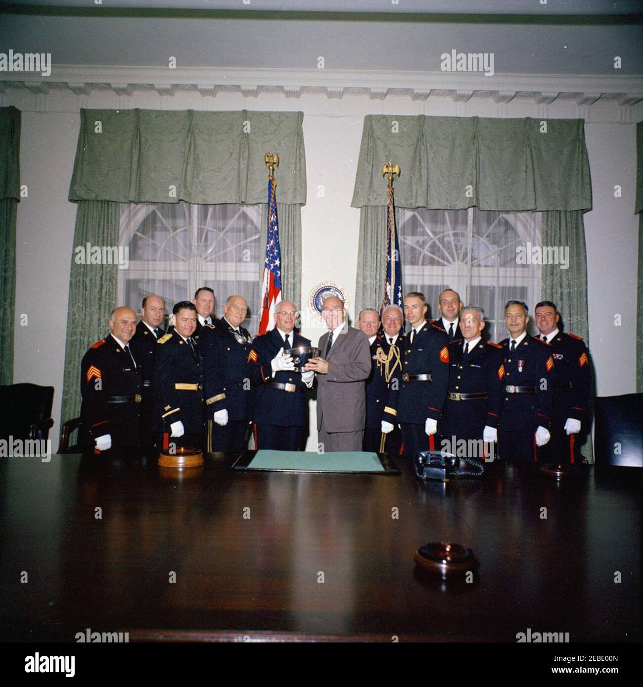 Présentation d'un cadeau pour le Président Kennedy de l'ancienne et honorable Artillery Co. Du Massachusetts. Des membres de la Compagnie de l'Artillerie ancienne et honorable du Massachusetts présentent un cadeau pour le président John F. Kennedy. Assistant spécial du président Dave Powers (centre); autres non identifiés. Cabinet, Maison Blanche, Washington, D.C. Banque D'Images