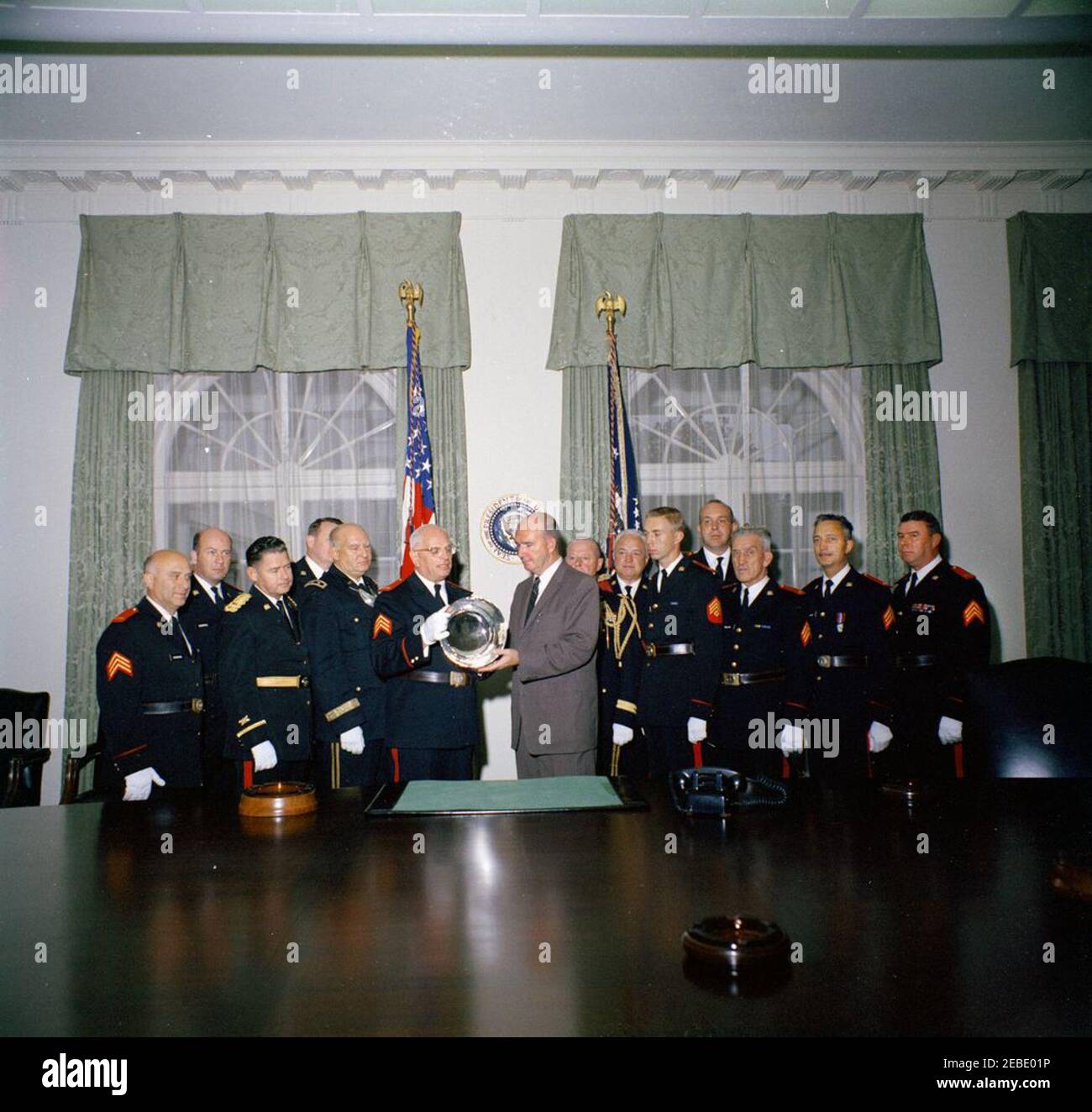 Présentation d'un cadeau pour le Président Kennedy de l'ancienne et honorable Artillery Co. Du Massachusetts. Des membres de la Compagnie de l'Artillerie ancienne et honorable du Massachusetts présentent un cadeau pour le président John F. Kennedy. Recevoir le cadeau est l'adjoint spécial du président Dave Powers. Cabinet, Maison Blanche, Washington, D.C. Banque D'Images