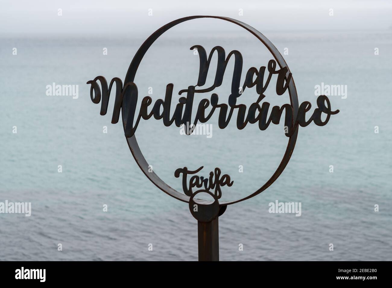 Panneau métallique sur l'île de Palomas à Tarifa avec la Méditerranée La mer derrière Banque D'Images