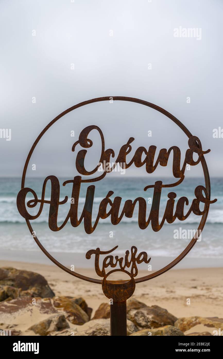 Panneau métallique sur l'île de Palomas à Tarifa avec l'Atlantique L'océan derrière Banque D'Images